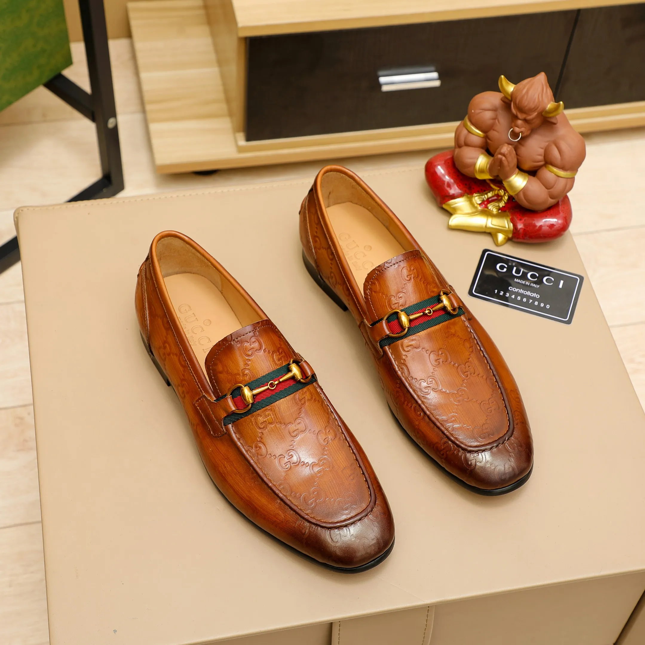 p480 GUCCI 2021 men’s latest casual leather shoes👞! Available at counters simultaneously! A one-to-one replica of the original. All imported top layer calfskin. The interior is made of top-grade cowhide, and the original factory-supplied rubber outsole is used. Leading new fashion concepts. Black, brown, matching sizes: 38-45